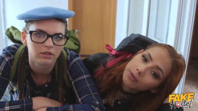 Gefälschtes Hostel, junge Pornostars wie Veronica Leal und Taylee Wood reiten auf dem Schwanz des Hosteldirektors im Zimmer, Dreier, weiblich, weiblich, männlich.