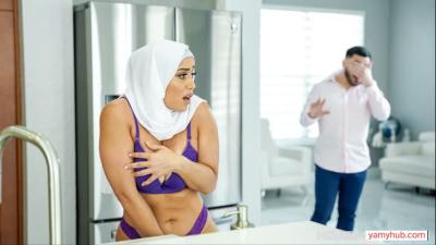 Hijab-Muslimin, große Titten, großer Arsch, Carmela Clutch, reitet auf dem Schwanz des Hausbesitzers