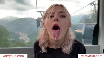 Onlyfans – Heiße, junge Stiefschwester Eva Elfie trinkt Sperma, nachdem sie einen Blowjob gegeben hat