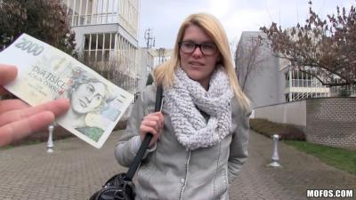 Der tschechische Pornostar Victoria Sweet von Mofos wird von einem falschen öffentlichen Agenten hart durchgefickt. Pornovideo mit einem falschen Agenten, in der Öffentlichkeit Frauen aufgegabelt und für Geld gefickt.